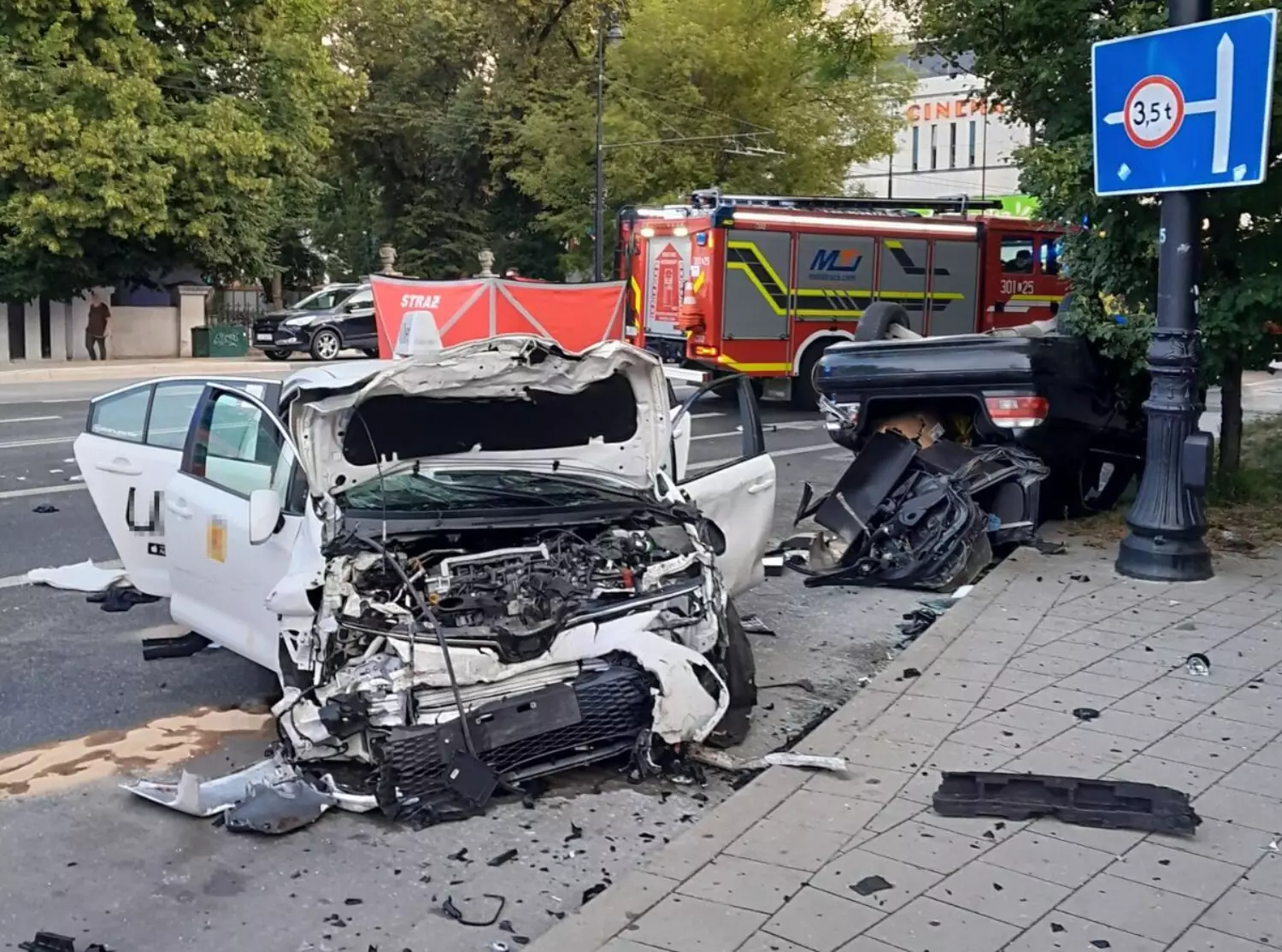 Miejsce wypadku na ulicy Lipowej w Lublinie, gdzie nad ranem doszło do zderzenia dwóch samochodów osobowych.
