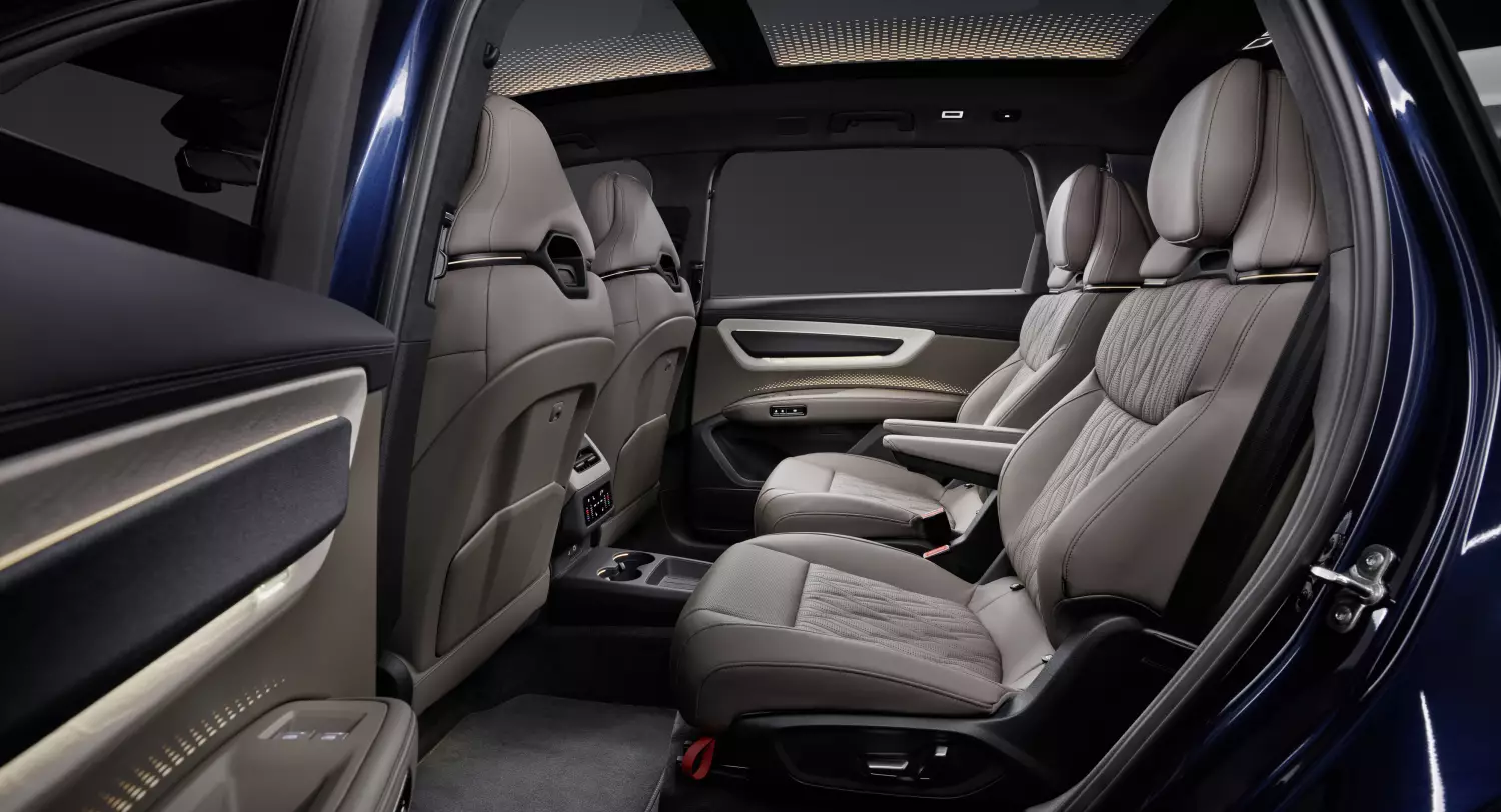 Audi Q9 otrzymało reflektory Digital Matrix LED oraz tylne światła OLED drugiej generacji. Na pokładzie znalazły się również rozbudowane systemy wspomagania kierowcy.