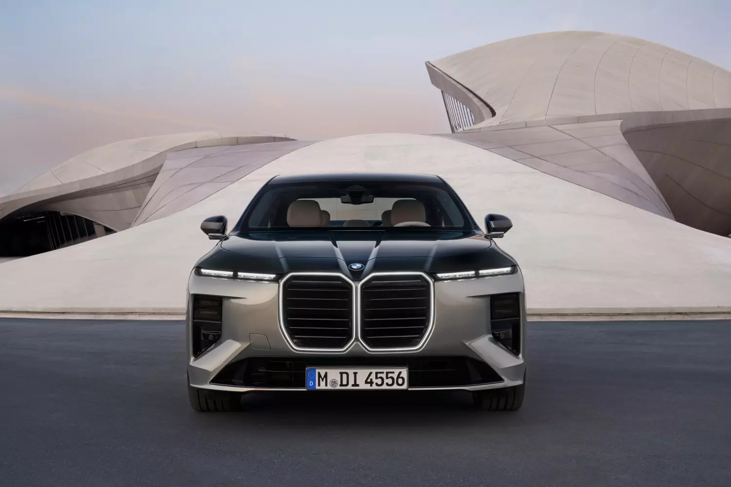 Nowe BMW serii 7 oferuje napędy dla każdego – od oszczędnego PHEV po w pełni elektryczne i7 z imponującymi osiągami.