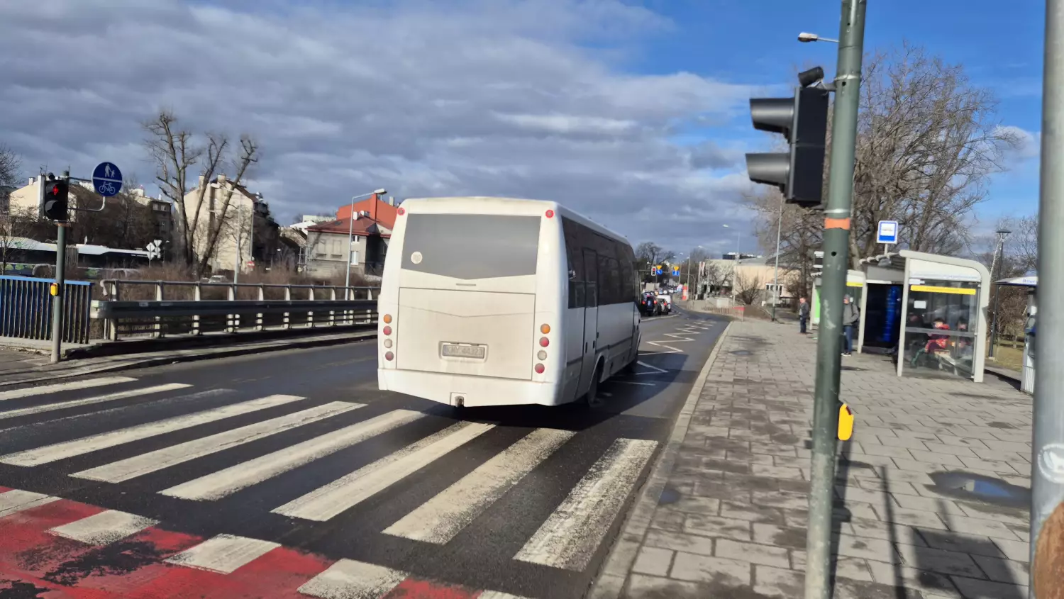 Kierowcy podmiejskich busów też lekceważą znak C10. Fot. autor