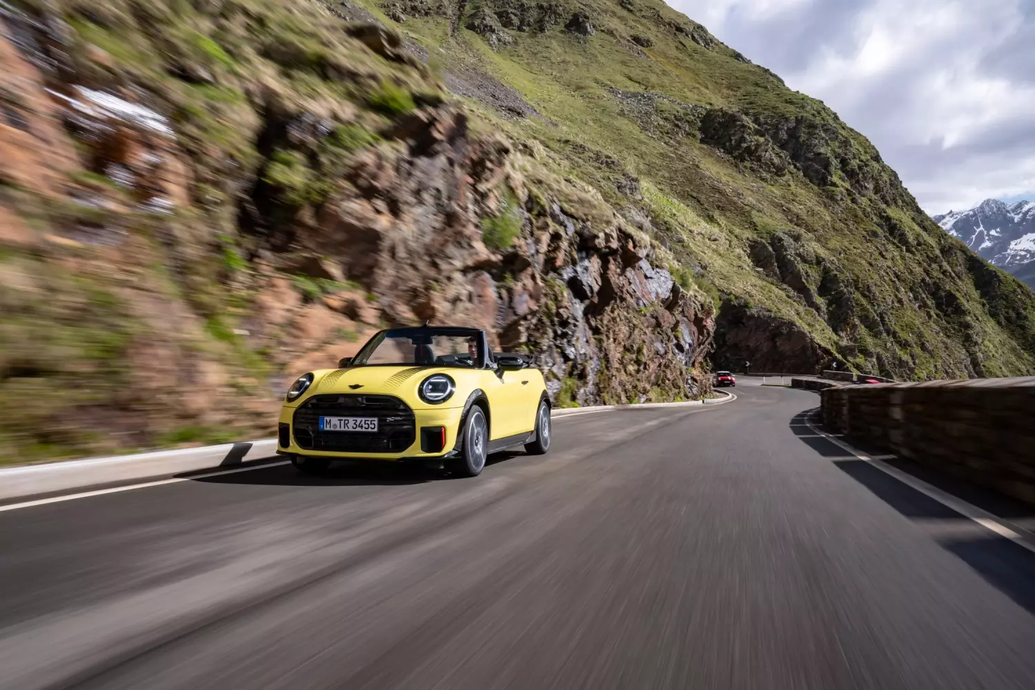 11. MINI John Cooper Works Convertible: średnie zużycie paliwa 7,1 l/100 km, emisja CO₂ na poziomie 162 g/km.