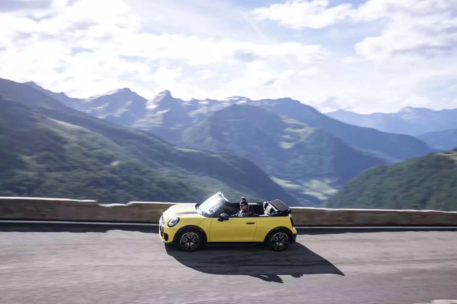 4. Kompaktowe wymiary i mocna sylwetka to znaki rozpoznawcze MINI John Cooper Works Convertible.