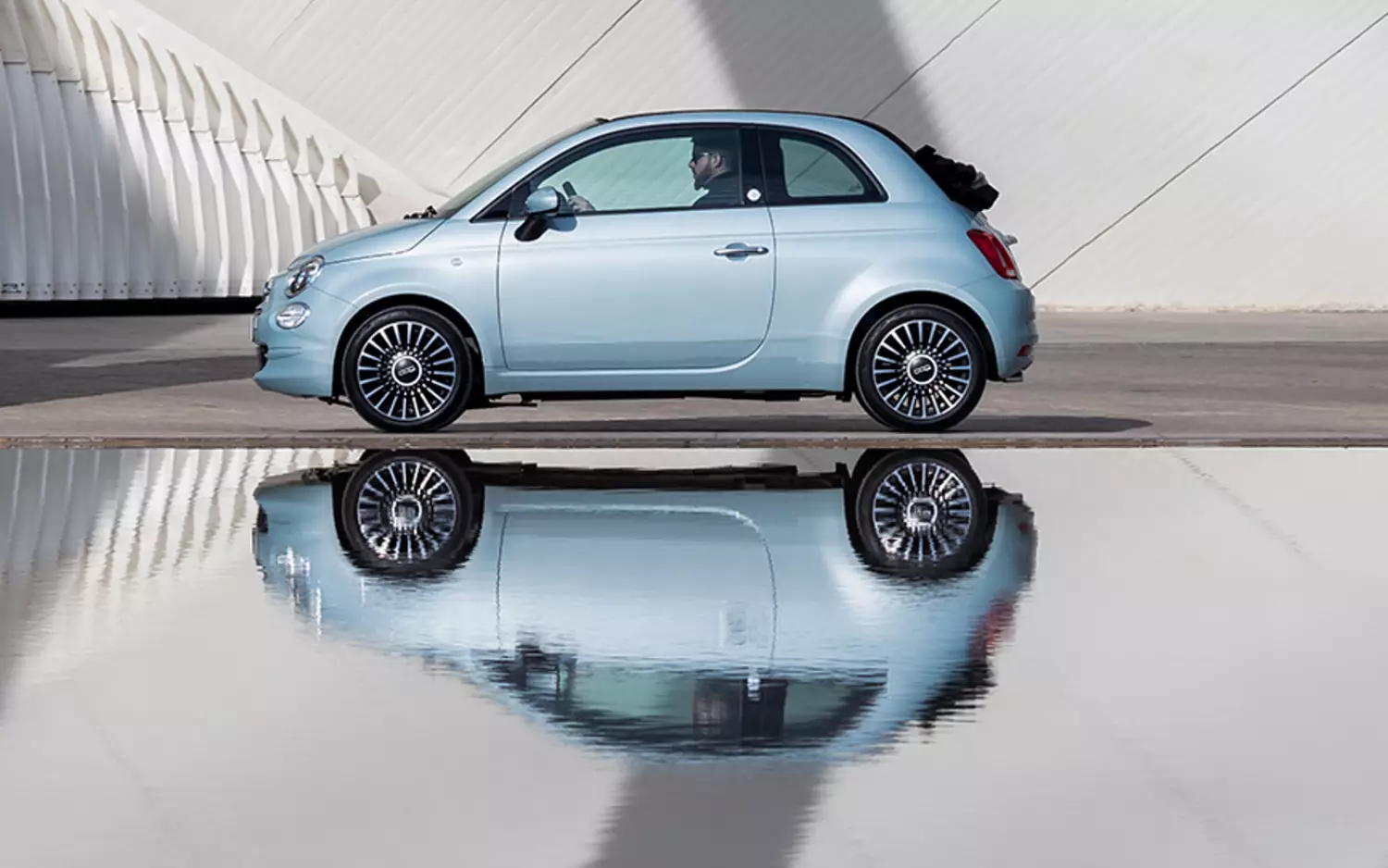 Dotychczasowa wersja Fiat 500. Da się jeszcze znależć ten samochód u dealerów
