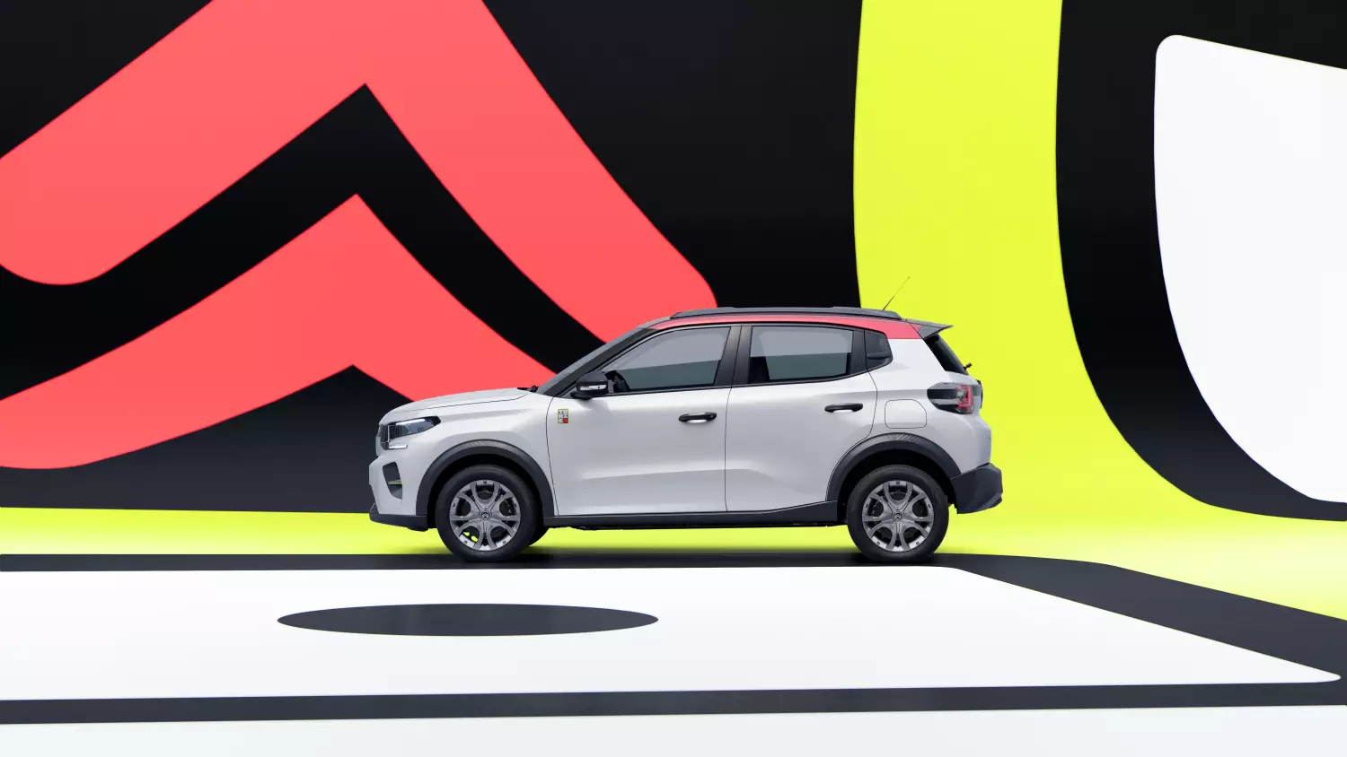 Citroen C3 obecny jest na rynku od 2016 roku i w międzyczasie przeszedł dwie istotne modernizacje – w 2021 i 2023 roku. Każda z nich rozwijała jego miejski charakter oraz odświeżała stylistykę modelu. Charakterystyczna bryła, wyrazisty przedni pas oraz boczne osłony Airbump (w zależności od wersji wyposażenia) sprawiają, że C3 wyróżnia się na tle konkurencji i doskonale odnajduje się w ruchu miejskim.