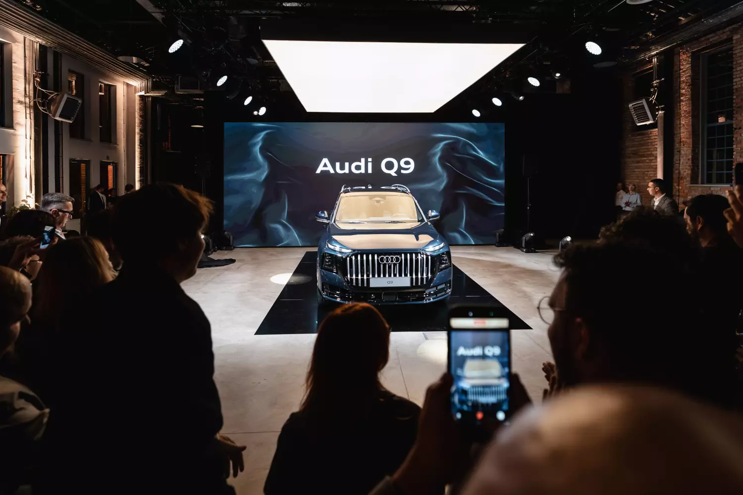 Flagowy model Audi wyróżnia się masywną sylwetką i charakterystycznym dla marki wzornictwem.